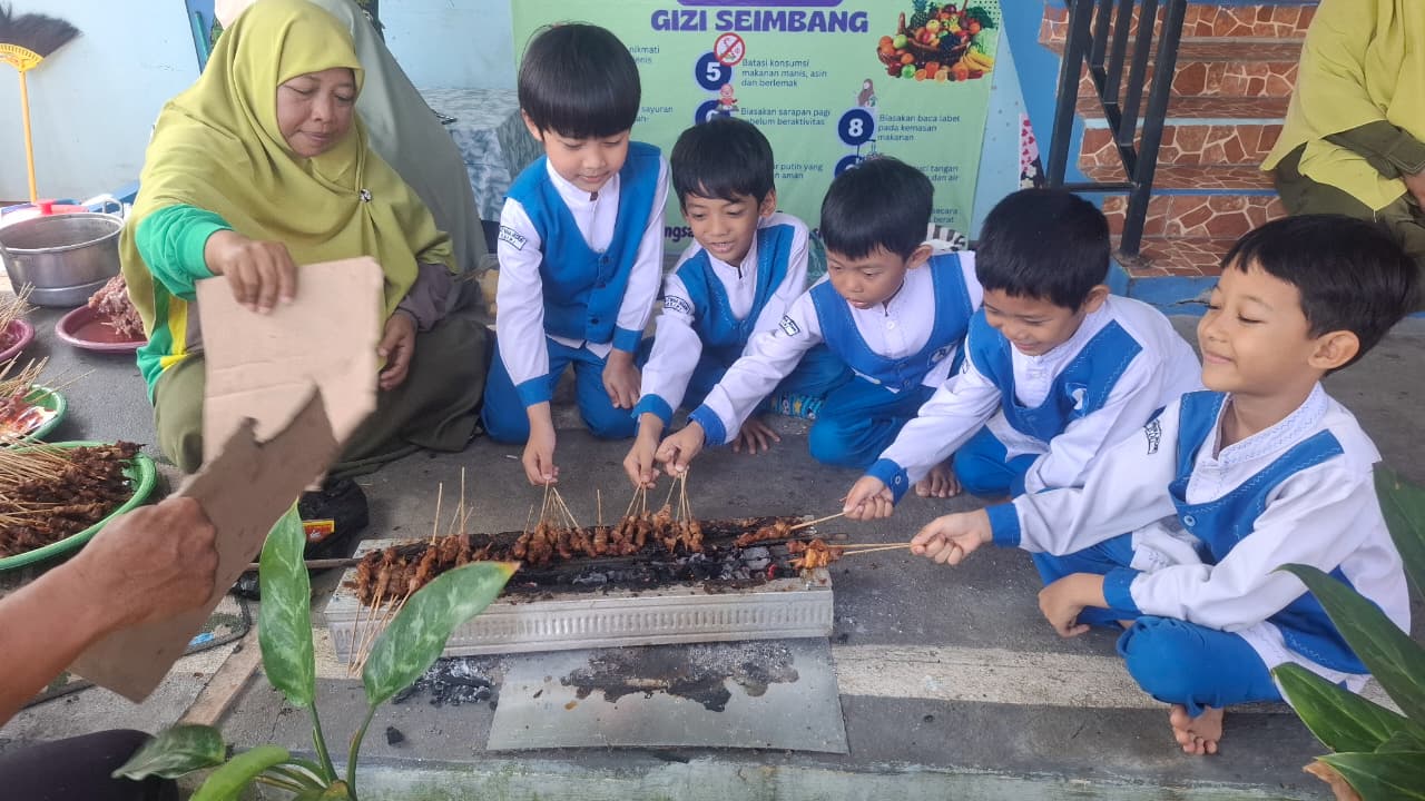 KB-RAIT Bina Insani Memperingati Idul Adha dengan Acara Bakar Sate Bersama di Sekolah